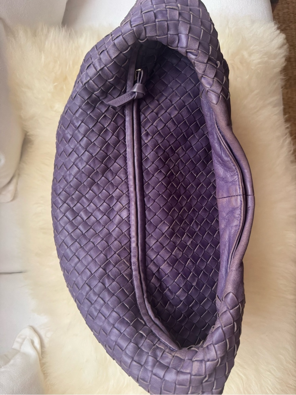 Bottega Veneta, a purple intrecciato leather hobo bag. - Picture 5 of 9